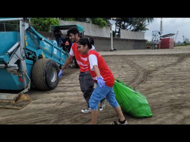 Cleanup at Juhu Beach by MET IOM